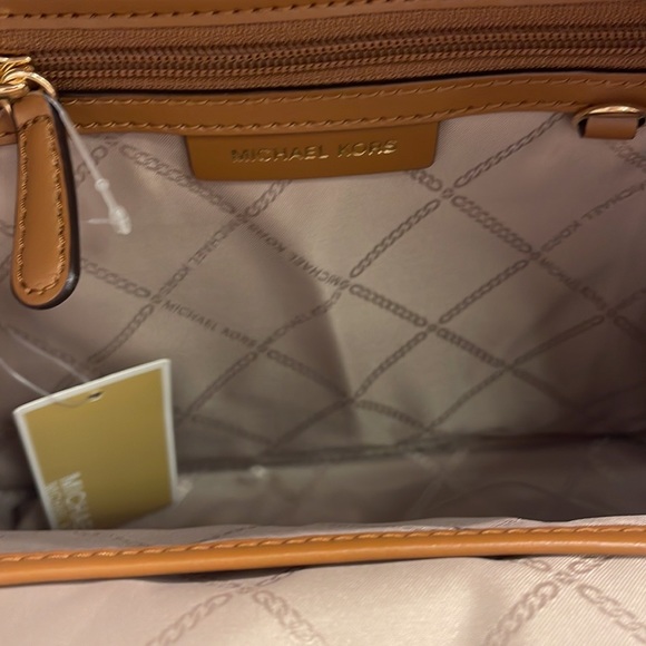 Michael Kors Womens Valerie Medium Logo Backpack 30F2G9VB2B-149 (Vanilla)
NWT - Picture 7 of 16